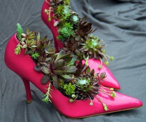 Pink-Girl-Old-Shoes-Planters-Creative-Ideas-Use-Old-Shoes-to-Plant-Flower