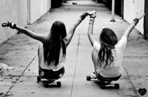 friends-holding-hands-black-and-white-58299f8eb076e8bbc749b8876e01dc53